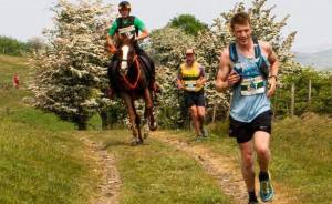 Man vs Horse Marathon: 45 χρόνια “δρομικής κόντρας” ανθρώπων και αλόγων στα βουνά της Ουαλίας!