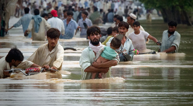 Πακιστανοί στους πλημμυρισμένους δρόμους την περίοδο των μουσώνων