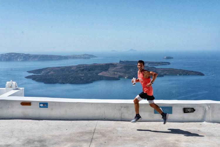 Ο Ελληνοαμερικανός υπερμαραθωνοδρόμος Κωνσταντίνος Καρνάζης θα συμμετάσχει στο Santorini Experience (photo by Zagas Photography @ Santorini Experience)