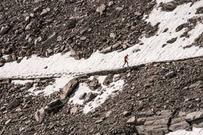 The Royal Ultra SkyMarathon – pure skyrunning over moraine and snowfields at 3,000m altitude, site of the 2023 Masters Skyrunning World Championships. ©iancorless.com