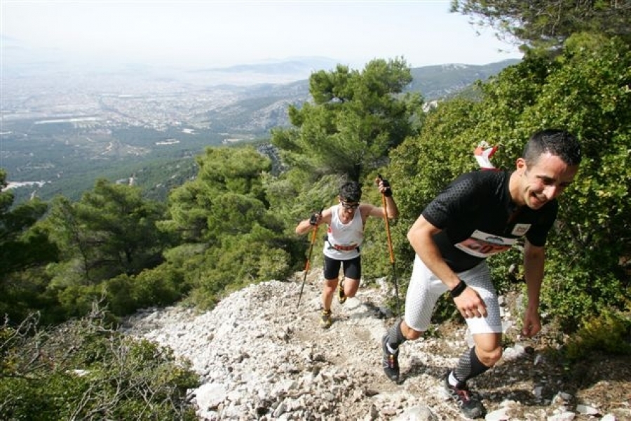 Από τον πρωτότυπο αγώνα AlpamayoPro TrailProject στα 'Σκαλάκια' της Πάρνηθας το 2012. Νικητής αυτός που θα κατέφερνε να ολοκληρώσει τις περισσότερες αναβάσεις στα 'Σκαλάκια' στον καλύτερο δυνατό χρόνο. Οι δρομείς είχαν στην διάθεσή τους 2 ώρες και στην χρονομέτρηση μετρούσε μόνο η ανάβαση ενώ η κατάβαση γινόταν ... από το τελεφερίκ! Για την ιστορία, νικητής στον μοναδικό αυτό αγώνα ο Αλέξης Καμπουρόπουλος ο οποίος συμπλήρωσε 4 αναβάσεις σε 1:47:58! Από τον πρωτότυπο αγώνα AlpamayoPro TrailProject στα 'Σκαλάκια' της Πάρνηθας το 2012. Νικητής αυτός που θα κατέφερνε να ολοκληρώσει τις περισσότερες αναβάσεις στα 'Σκαλάκια' στον καλύτερο δυνατό χρόνο. Οι δρομείς είχαν στην διάθεσή τους 2 ώρες και στην χρονομέτρηση μετρούσε μόνο η ανάβαση ενώ η κατάβαση γινόταν ... από το τελεφερίκ! Για την ιστορία, νικητής στον μοναδικό αυτό αγώνα ο Αλέξης Καμπουρόπουλος ο οποίος συμπλήρωσε 4 αναβάσεις σε 1:47:58!