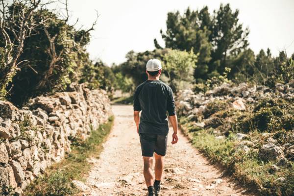 Από τα “10.000 βήματα” στο “Japanese Walking”: Πώς ένας αριθμός έγινε κανόνας, το νέο viral trend και τι ισχύει πραγματικά!